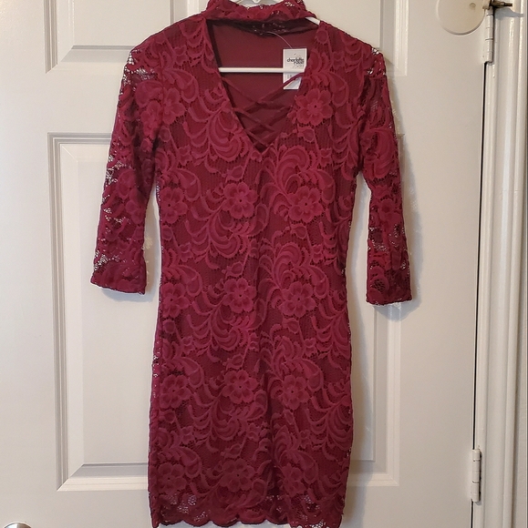 Lace dress - Picture 1 of 3